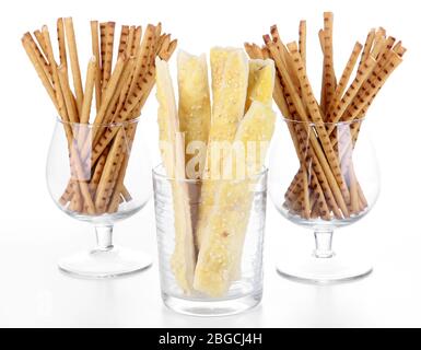 Brot klebt in Gläsern auf weiß isoliert Stockfoto