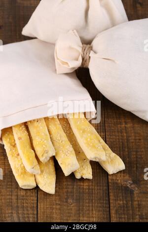 Brotscheiben in Sack auf Holzhintergrund Stockfoto