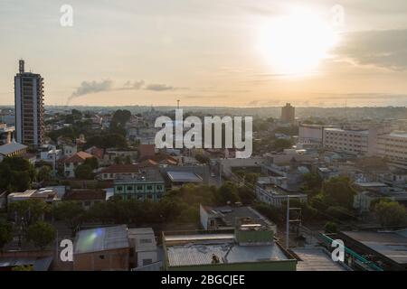 Blick über die Skyline von Manaus, der Hauptstadt des brasilianischen Bundesstaates Amazonas. Stockfoto