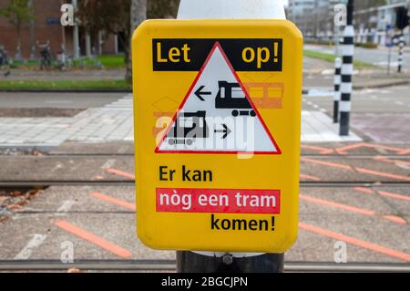 Warnschild Achtung Straßenbahn Könnte Vorbei In Amsterdam Die Niederlande 2019 Stockfoto