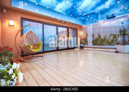 Abendlicher Terrassenbereich mit Schiebetüren Stockfoto