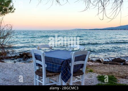 Typisch griechische Taverne, am Attika Meer. Nea Makri, Griechenland. Stockfoto
