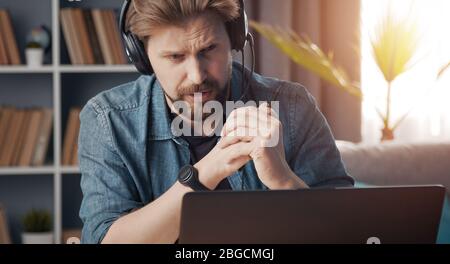 Mann, der Fernarbeit leistet Stockfoto