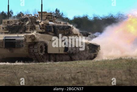 Spartaner Soldaten des 2. Bataillons, 69. Panzerregiment, 2. Panzerbrigade-Kampfteam, 3. Infanterie-Division, Führung Schützentisch VI im Konotop-Bereich, Drawsko-Pomorskie Trainingsgebiet, Polen 18. April 2020. (USA Armee Foto von Staff Sgt. Brian K. Ragin Junior) Stockfoto