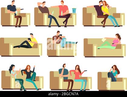 Leute, die Fernsehen, sich mit dem Telefon ausruhen, auf der Couch schnücken. Zeichen auf Urlaub Vektorsatz. Paar Mann und Frau auf Couch mit tv-Illustration Stock Vektor