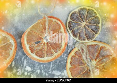 Getrocknete Früchte Mandarinen, Orangen und Limonen. Getrockneter Kalk, Orangen auf einem Metallofen. Natürliche Einrichtung auf Metallhintergrund. Stockfoto