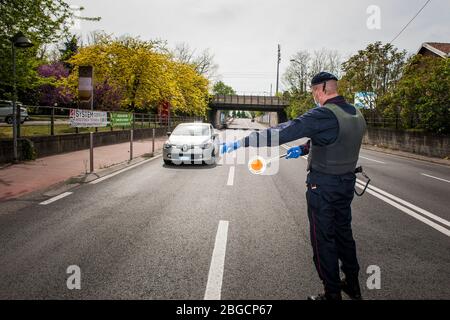 Italien, Legnano, Carabinieri Kontrollen während der Sperrung für Covid 19 Stockfoto