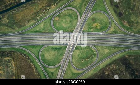 Schöne Luftaufnahme von oben auf den Autobahnkreuz. Stockfoto
