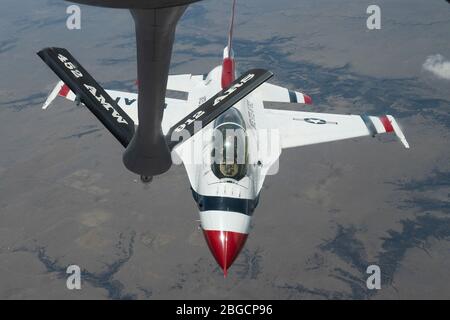 Ein US-Thunderbird F-16 Falcon nähert sich dem Boom eines KC-135 Stratotankers, um am 18. April 2020 über Colorado aufzutanken. Die 912. ARS stellte in-air-Auftanken Unterstützung für die US Air Force Thunderbirds für ihre U.S. Air Force Academy Graduierung Überflug. (FOTO DER US Air Force von Tech. Sgt. Nick Kibbey) Stockfoto