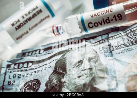 Fläschchen Coronavirus auf amerikanischen Banknoten, konzeptionelles Bild Stockfoto