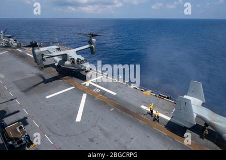 Ein MV-22B Osprey, der der 31. Marine Expeditionary Unit, Marine Medium Tiltrotor Squadron (VMM) 265 (verstärkt) zugewiesen wurde, landet auf dem amphibischen Sturmschiff USS America (LHA 6). Amerika, Flaggschiff der America Expeditionary Strike Group, 31. Team der Marine Expeditionary Unit, operiert im 7. Einsatzgebiet der US-Flotte, um die Interoperabilität mit Verbündeten und Partnern zu verbessern und als einsatzbereite Eingriffsmacht für Frieden und Stabilität in der indopazifischen Region zu dienen. Stockfoto