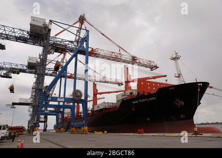 Ein Frachtschiff wird von massiven Kranen an den Penn Terminals in Eddystone, Pennsylvania, 16. April 2020, ausgeladen. CBP-Foto von Glenn Fawcett Stockfoto