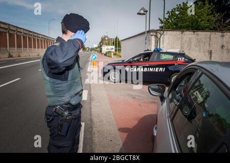 Italien, Legnano, Carabinieri Kontrollen während der Sperrung für Covid 19 Stockfoto