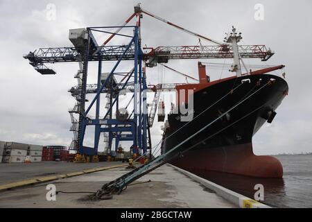 Ein Frachtschiff wird von massiven Kranen an den Penn Terminals in Eddystone, Pennsylvania, 16. April 2020, ausgeladen. CBP-Foto von Glenn Fawcett Stockfoto