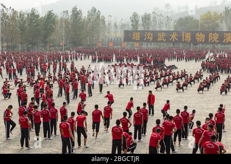 Dengfeng, Zhengzhou, Henan, China - 17. Oktober 2018: Schule Der Shaolin Kampfkunst. Eine große Gruppe von Kampfkunststudenten trainiert auf dem Platz. Stockfoto