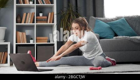 Frau tut Stretching Wiederholung videolesson Stockfoto