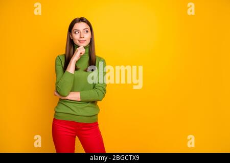 Porträt von verträumt interessierten Mädchen denken Gedanken über Zukunftsplan Wochenenden tragen stilvolle Kleidung isoliert über gelbe Farbe Hintergrund Stockfoto