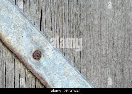 Metallplatte mit Schrauben über dem hölzernen Hintergrund Stockfoto