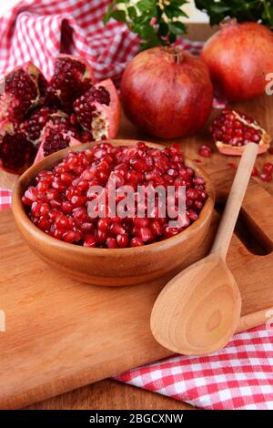 Reife Granatäpfel an Tabelle schließen Stockfoto