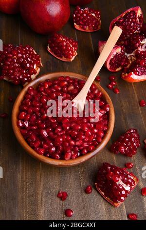 Reife Granatäpfel an Tabelle schließen Stockfoto