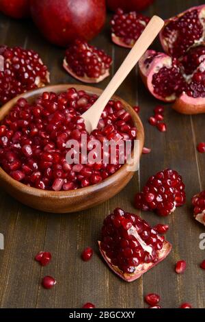 Reife Granatäpfel an Tabelle schließen Stockfoto