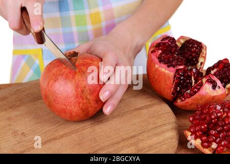 Weibliche Hände sammeln Samen von Granatapfel close-up Stockfoto