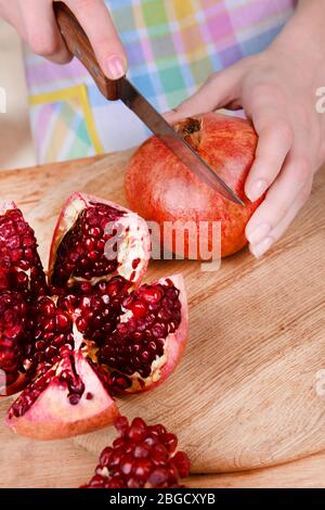 Weibliche Hände sammeln Samen von Granatapfel close-up Stockfoto