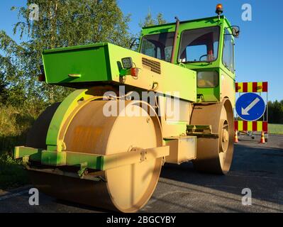 Große grüne Straße Rolle in Asphalt Verlegung verwendet, Finnland Stockfoto