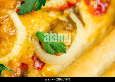 Pizza aus nächster Nähe. Hausgemachte Pizza selektiver Fokus. Nahaufnahme einer frisch gebackenen Pizza. Stockfoto