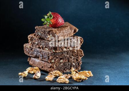 Gestapelt Brownie mit Erdbeere Stockfoto