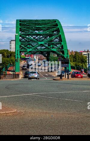 Die Wearmouth Bridge an einem geschäftigen Tag mit Autos und Bussen überqueren, Sunderland, Tyne und Wear, Großbritannien Stockfoto