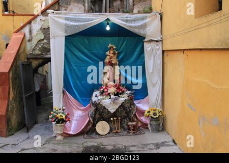 Ein traditioneller Altar namens "Tosello" mit dem Bild der Madonna del Carmelo, von den Menschen "Madonna delle Galline" genannt, in einer Ecke des Hofes Stockfoto