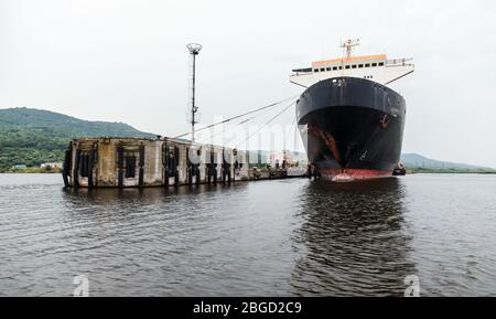 Riesige schwarze Fähre Schiff ist im Hafen vertäut. Varna, Bulgarien Stockfoto