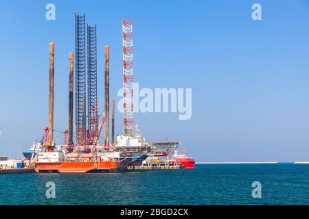 Offshore-Versorgung Schiff und Ölplattform sind in der Nähe der Küste des Persischen Golfs in Saudi-Arabien Hafen Stockfoto