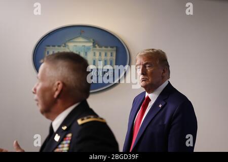 US-Präsident Donald J. Trump hört sich während einer Pressekonferenz im Weißen Haus in Credit: Tasos Katopodis/Pool via CNP /MediaPunch den Generalleutnant Todd Semonite, Chef der Ingenieure und Kommandeur des U.S. Army Corps of Engineers, an Stockfoto