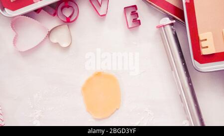 Flach. Schritt für Schritt. Rolling Zucker Plätzchenteig mit Metall Rolling Pin. Stockfoto