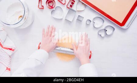 Flach. Schritt für Schritt. Rolling Zucker Plätzchenteig mit Metall Rolling Pin. Stockfoto