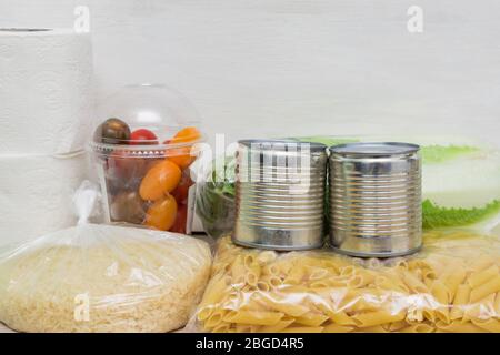 Lebensmittel- und Hygieneartikel während der Pandemie des Coronavirus. Spende Lieferung Lebensmittel. Kopierbereich Stockfoto