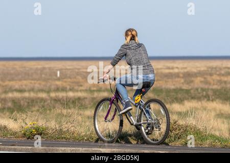 Southport, Merseyside. Wetter in Großbritannien. April 2020. Ein weiterer sonniger Frühlingstag im Resort, an dem die Einheimischen auf dem Radweg des Ribble Marsh Estuary Nature Reserve Radfahren. Quelle: MediaWorldImages/AlamyLiveNews Stockfoto