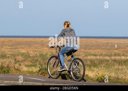 Southport, Merseyside. Wetter in Großbritannien. April 2020. Ein weiterer sonniger Frühlingstag im Resort, an dem die Einheimischen auf dem Radweg des Ribble Marsh Estuary Nature Reserve Radfahren. Quelle: MediaWorldImages/AlamyLiveNews Stockfoto