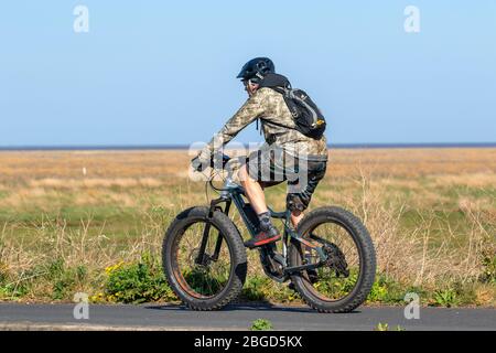 Southport, Merseyside. Wetter in Großbritannien. April 2020. Ein weiterer sonniger Frühlingstag im Resort, an dem die Einheimischen auf dem Radweg des Ribble Marsh Estuary Nature Reserve Radfahren. Quelle: MediaWorldImages/AlamyLiveNews Stockfoto