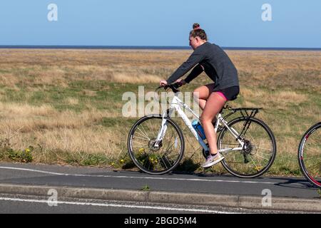 Southport, Merseyside. Wetter in Großbritannien. April 2020. Ein weiterer sonniger Frühlingstag im Resort, an dem die Einheimischen auf dem Radweg des Ribble Marsh Estuary Nature Reserve Radfahren. Quelle: MediaWorldImages/AlamyLiveNews Stockfoto