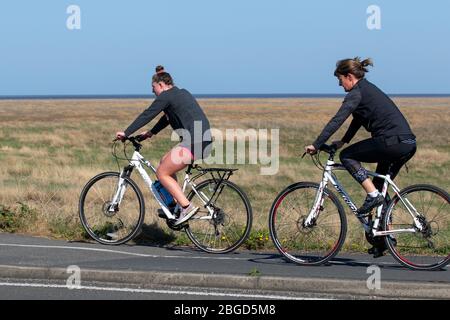 Southport, Merseyside. Wetter in Großbritannien. April 2020. Ein weiterer sonniger Frühlingstag im Resort, an dem die Einheimischen auf dem Radweg des Ribble Marsh Estuary Nature Reserve Radfahren. Quelle: MediaWorldImages/AlamyLiveNews Stockfoto