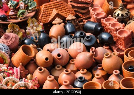 Straßenmarkt Ausstellung von handgefertigten Töpfen, Keramik-Produkte, Souvenirs. Udaipur, Rajasthan, Indien Stockfoto