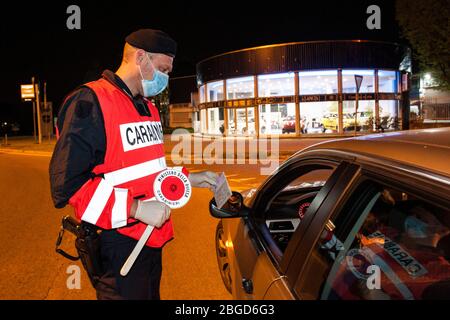 Italien, Legnano, Carabinieri Kontrollen während der Sperrung für Covid 19 Stockfoto