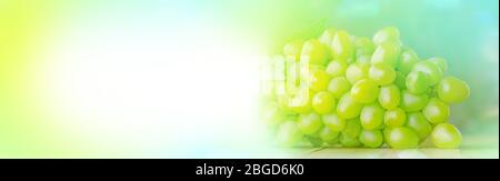 Frische Trauben auf Holzhintergrund mit Kopierraum. Trauben mit Blättern auf dem Holzhintergrund. Platz für Schriftzüge Stockfoto