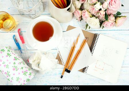 Komposition mit Notizbuch und Bleistiften auf Holztisch Nahaufnahme Stockfoto