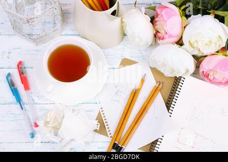Komposition mit Notizbuch und Bleistiften auf Holztisch Nahaufnahme Stockfoto