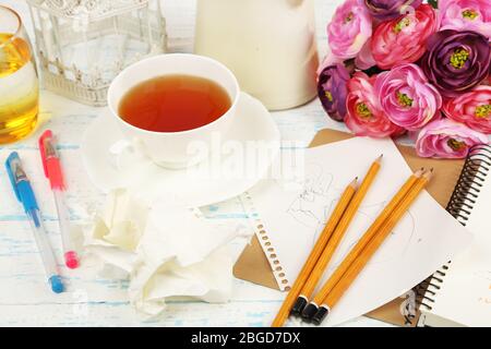 Komposition mit Notizbuch und Bleistiften auf Holztisch Nahaufnahme Stockfoto