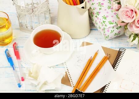 Komposition mit Notizbuch und Bleistiften auf Holztisch Nahaufnahme Stockfoto